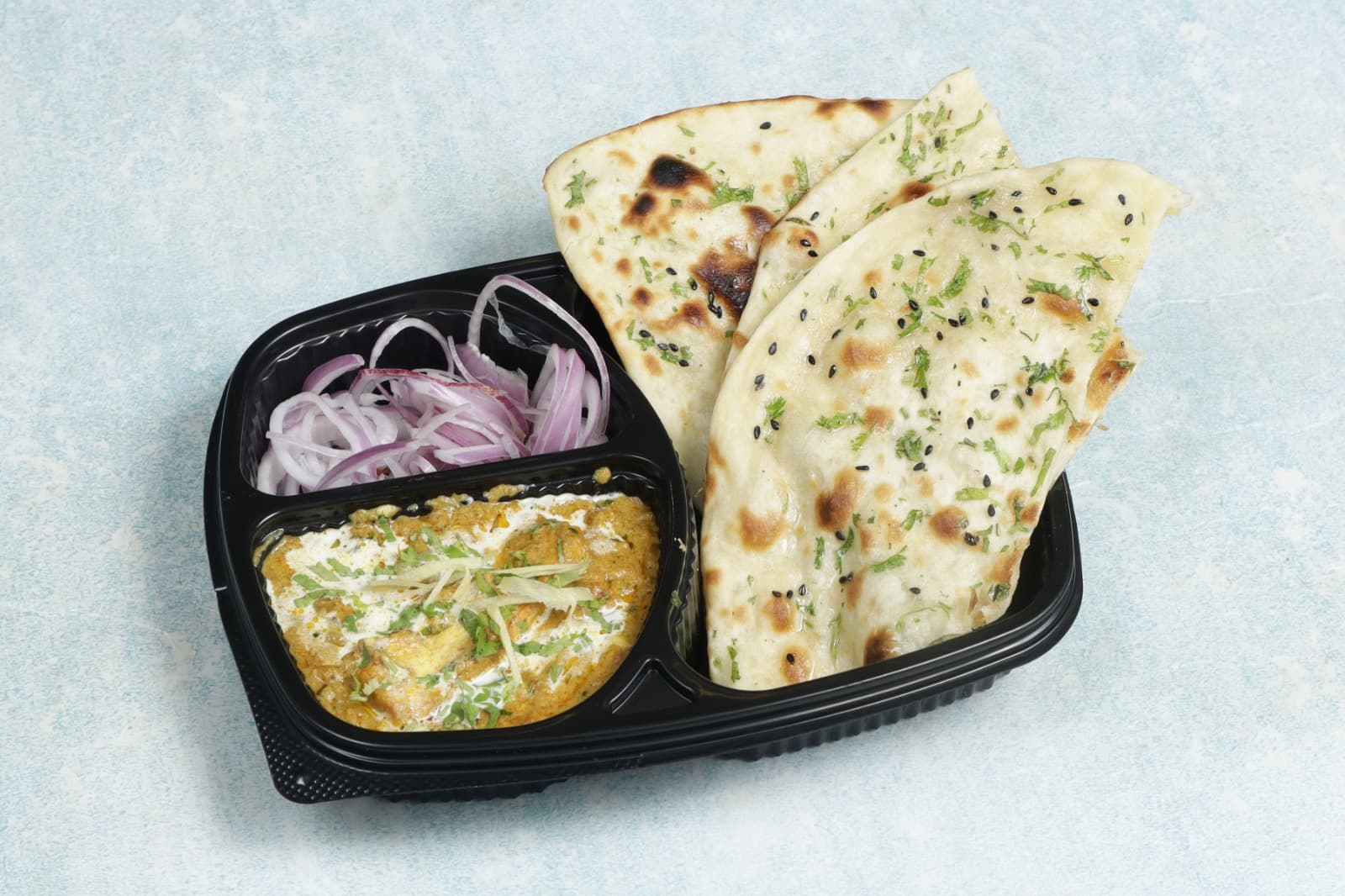 Butter naan with curry and onion salad
